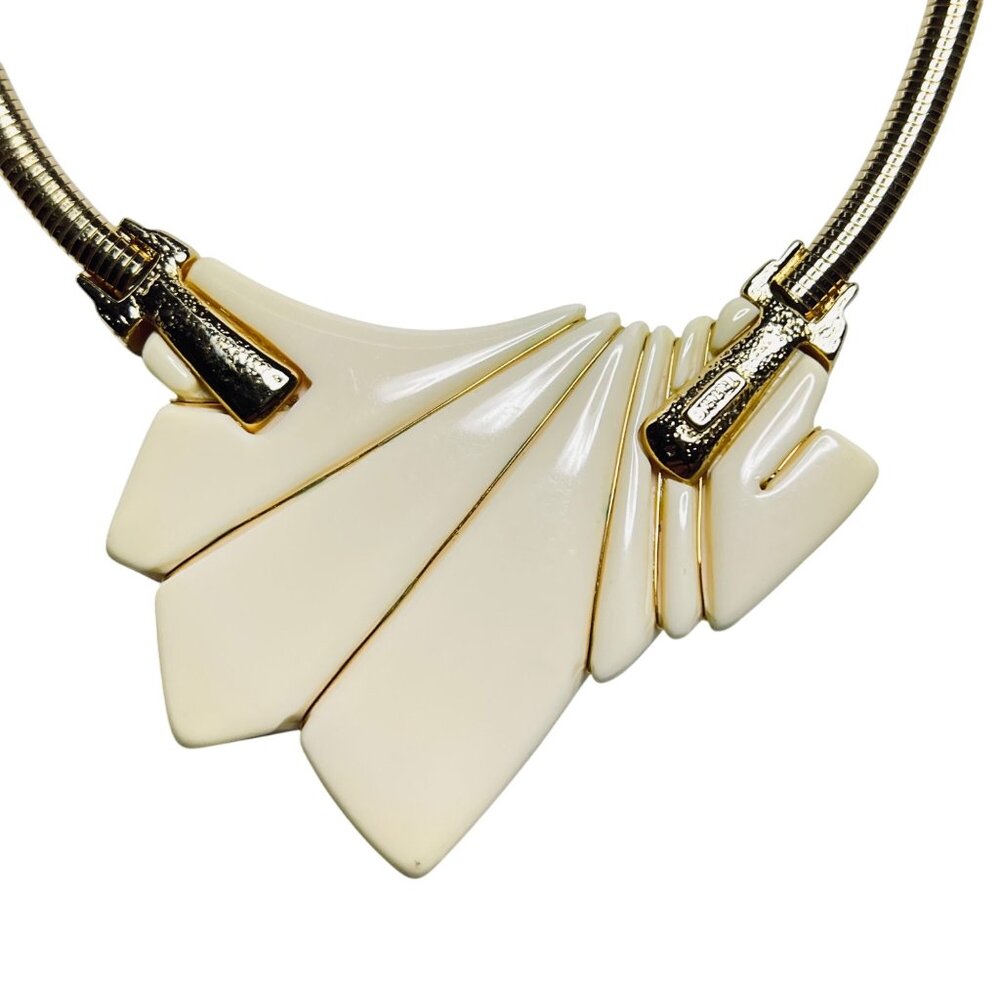 Crown Trifari Gold Tone & Cream Lucite Necklace With Clip On Earrings (5832) - Picture 6 of 9